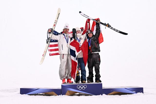 (From L) Silver medallist USA's Mac Forehand, gold medallist Norway's Tormod Frostad and bronze medallist Austria's Matej Svancer celebrate on the podium after the freestyle skiing men's freeski big air final during the Milano Cortina 2026 Winter Olympic Games at Livigno Snow Park, in Livigno (Valtellina), on February 17, 2026. (Photo by Kirill KUDRYAVTSEV / AFP)