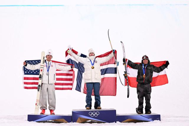 (From L) Silver medallist USA's Mac Forehand, gold medallist Norway's Tormod Frostad and bronze medallist Austria's Matej Svancer celebrate on the podium after the freestyle skiing men's freeski big air final during the Milano Cortina 2026 Winter Olympic Games at Livigno Snow Park, in Livigno (Valtellina), on February 17, 2026. (Photo by Kirill KUDRYAVTSEV / AFP)