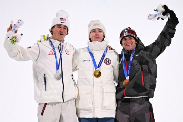 (From L) Silver medallist USA's Mac Forehand, gold medallist Norway's Tormod Frostad and bronze medallist Austria's Matej Svancer celebrate on the podium after the freestyle skiing men's freeski big air final during the Milano Cortina 2026 Winter Olympic Games at Livigno Snow Park, in Livigno (Valtellina), on February 17, 2026. (Photo by Kirill KUDRYAVTSEV / AFP)