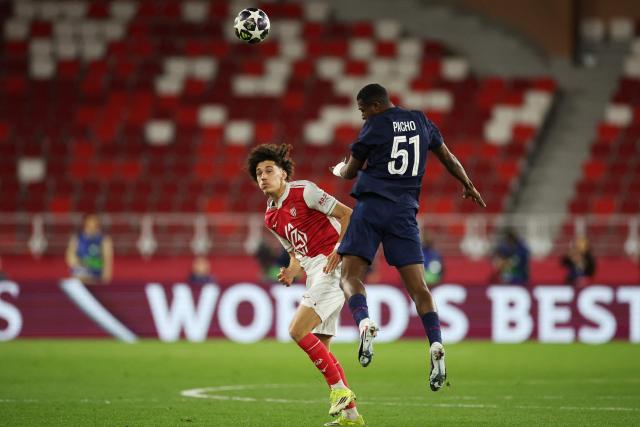 Paris Saint-Germain's Ecuadoran defender #51 Willian Pacho (R) and Monaco's French midfielder #11 Maghnes Akliouche fight for the ball during the UEFA Champions League knockout round play-off first leg football match between AS Monaco and Paris Saint-Germain at the Stade Louis II in the Principality of Monaco on February 17, 2026. (Photo by Valery HACHE / AFP)