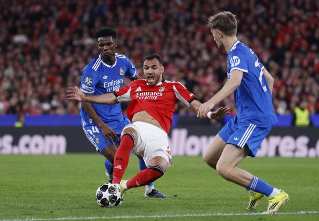 SL Benfica's Greek forward #14 Vangelis Pavlidis fights for the ball with Real Madrid's French midfielder #14 Aurelien Tchouameni and Real Madrid's Spanish defender #24 Dean Huijsen during the UEFA Champions League knockout round play-off first leg football match between SL Benfica and Real Madrid CF at Estadio da Luz in Lisbon on February 17, 2026. (Photo by FILIPE AMORIM / AFP)