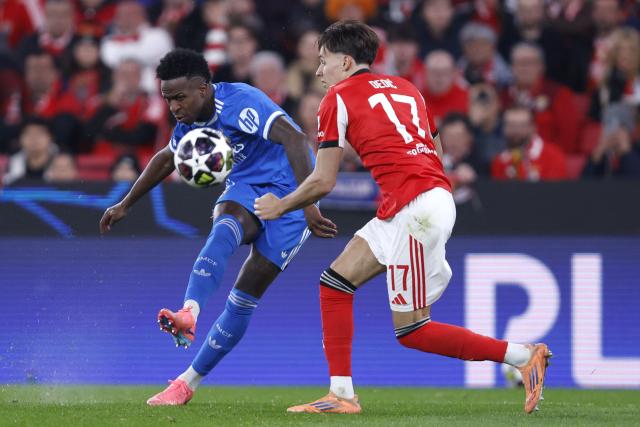 TOPSHOT - Real Madrid's Brazilian forward #07 Vinicius Junior scores his team's first goal during the UEFA Champions League knockout round play-off first leg football match between SL Benfica and Real Madrid CF at Estadio da Luz in Lisbon on February 17, 2026. (Photo by FILIPE AMORIM / AFP)