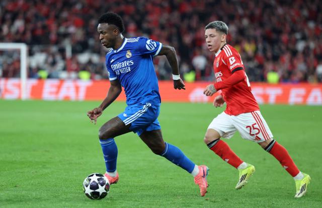 Real Madrid's Brazilian forward #07 Vinicius Junior fights for the ball with SL Benfica's Argentine forward #25 Gianluca Prestianni during the UEFA Champions League knockout round play-off first leg football match between SL Benfica and Real Madrid CF at Estadio da Luz in Lisbon on February 17, 2026. (Photo by PATRICIA DE MELO MOREIRA / AFP)
