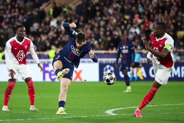 Paris Saint-Germain's Georgian forward #07 Khvicha Kvaratskhelia shoots past Monaco's Swiss midfielder #06 Denis Zakaria (R) during the UEFA Champions League knockout round play-off first leg football match between AS Monaco and Paris Saint-Germain at the Stade Louis II in the Principality of Monaco on February 17, 2026. (Photo by Valery HACHE / AFP)