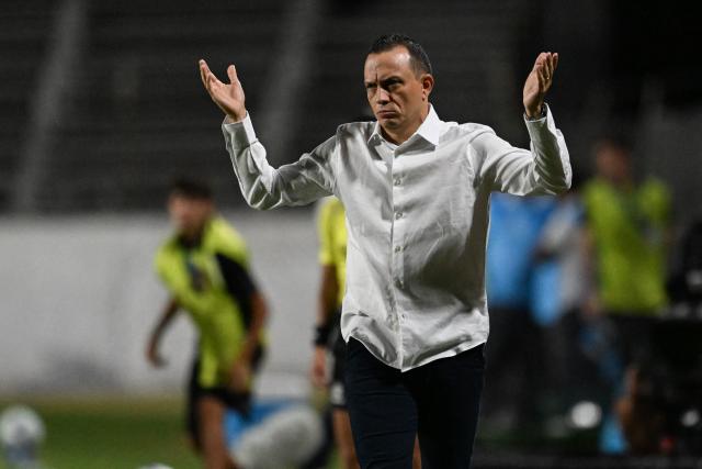 Independiente Medellin's coach Alejandro Restrepo gestures during the Copa Libertadores phase two first-leg football match between Uruguay's Liverpool and Colombia's Independiente Medellin at the Alfredo Victor Viera Park Stadium in Montevideo on February 17, 2026. (Photo by Eitan ABRAMOVICH / AFP)