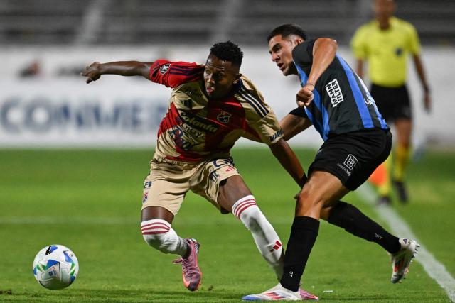 Independiente Medellin's midfielder #26 Esneyder Mena (L) and Liverpool's Argentine defender #15 Santiago Laquidain fight for the ball during the Copa Libertadores phase two first-leg football match between Uruguay's Liverpool and Colombia's Independiente Medellin at the Alfredo Victor Viera Park Stadium in Montevideo on February 17, 2026. (Photo by Eitan ABRAMOVICH / AFP)