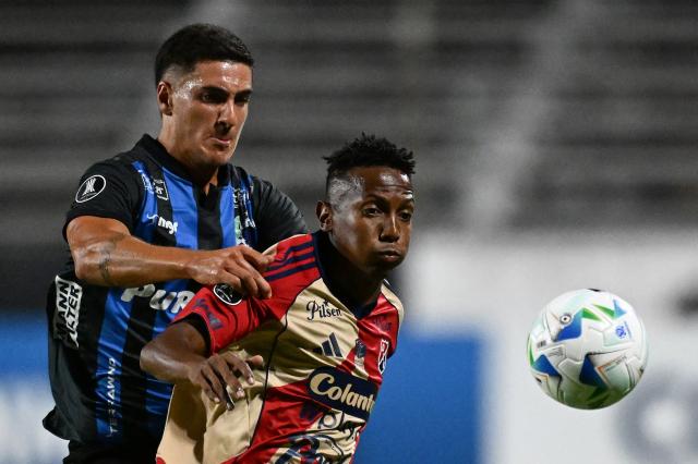 Liverpool's Argentine defender #15 Santiago Laquidain (L) and Independiente Medellin's midfielder #26 Esneyder Mena fight for the ball during the Copa Libertadores phase two first-leg football match between Uruguay's Liverpool and Colombia's Independiente Medellin at the Alfredo Victor Viera Park Stadium in Montevideo on February 17, 2026. (Photo by Eitan ABRAMOVICH / AFP)