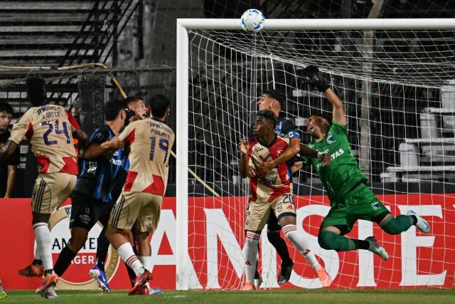 Liverpool's goalkeeper #25 Martin Campana (R) dives during the Copa Libertadores phase two first-leg football match between Uruguay's Liverpool and Colombia's Independiente Medellin at the Alfredo Victor Viera Park Stadium in Montevideo on February 17, 2026. (Photo by Eitan ABRAMOVICH / AFP)