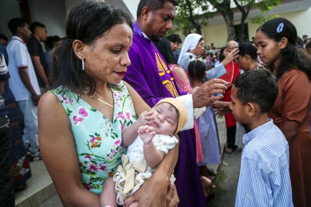 Catholic devotees receive a sign of the cross on their foreheads during an Ash Wednesday service at Balide church in Dili on February 18, 2026. (Photo by VALENTINO DARIELL DE SOUSA / AFP)
