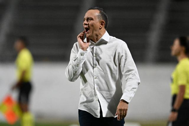 Independiente Medellin's coach Alejandro Restrepo gives instructions to his players during the Copa Libertadores phase two first-leg football match between Uruguay's Liverpool and Colombia's Independiente Medellin at the Alfredo Victor Viera Park Stadium in Montevideo on February 17, 2026. (Photo by Eitan ABRAMOVICH / AFP)