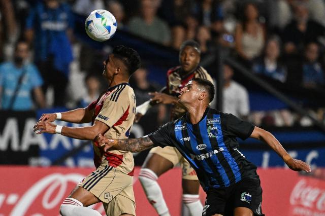 Independiente Medellin's defender #04 Kevin Mantilla (L) and Liverpool's forward #07 Facundo Barcelo fight for the ball during the Copa Libertadores phase two first-leg football match between Uruguay's Liverpool and Colombia's Independiente Medellin at the Alfredo Victor Viera Park Stadium in Montevideo on February 17, 2026. (Photo by Eitan ABRAMOVICH / AFP)