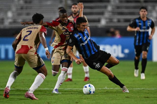 Independiente Medellin's midfielder #16 Halam Loboa (C) and Liverpool's Argentine defender #15 Santiago Laquidain fight for the ball during the Copa Libertadores phase two first-leg football match between Uruguay's Liverpool and Colombia's Independiente Medellin at the Alfredo Victor Viera Park Stadium in Montevideo on February 17, 2026. (Photo by Eitan ABRAMOVICH / AFP)