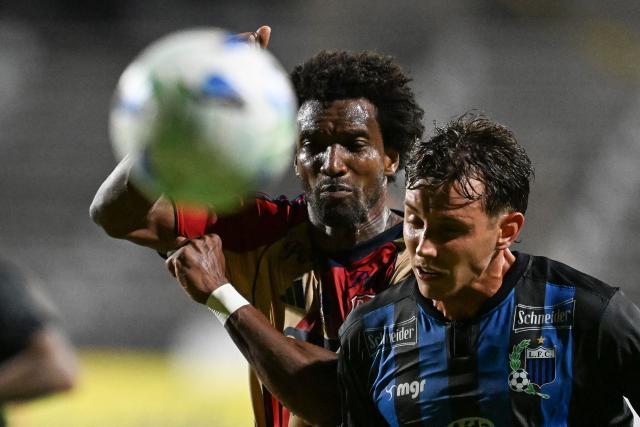 Independiente Medellin's midfielder #06 Didier Moreno (L) and Liverpool's Argentine defender #03 Santiago Strasorier fight for the ball during the Copa Libertadores phase two first-leg football match between Uruguay's Liverpool and Colombia's Independiente Medellin at the Alfredo Victor Viera Park Stadium in Montevideo on February 17, 2026. (Photo by Eitan ABRAMOVICH / AFP)