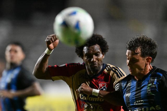 Independiente Medellin's midfielder #06 Didier Moreno (L) and Liverpool's Argentine defender #03 Santiago Strasorier fight for the ball during the Copa Libertadores phase two first-leg football match between Uruguay's Liverpool and Colombia's Independiente Medellin at the Alfredo Victor Viera Park Stadium in Montevideo on February 17, 2026. (Photo by Eitan ABRAMOVICH / AFP)