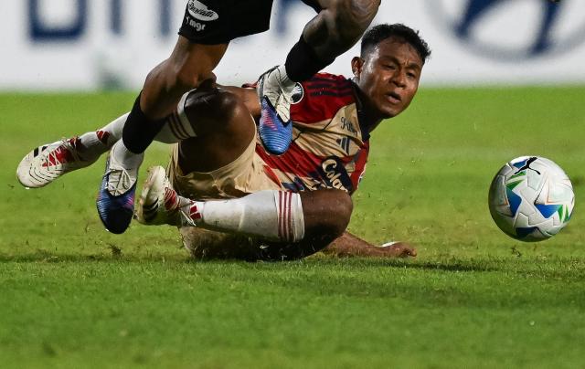 Independiente Medellin's midfielder #07 Leider Berrio and Liverpool's midfielder #27 Diego Romero (unseen) fight for the ball during the Copa Libertadores phase two first-leg football match between Uruguay's Liverpool and Colombia's Independiente Medellin at the Alfredo Victor Viera Park Stadium in Montevideo on February 17, 2026. (Photo by Eitan ABRAMOVICH / AFP)