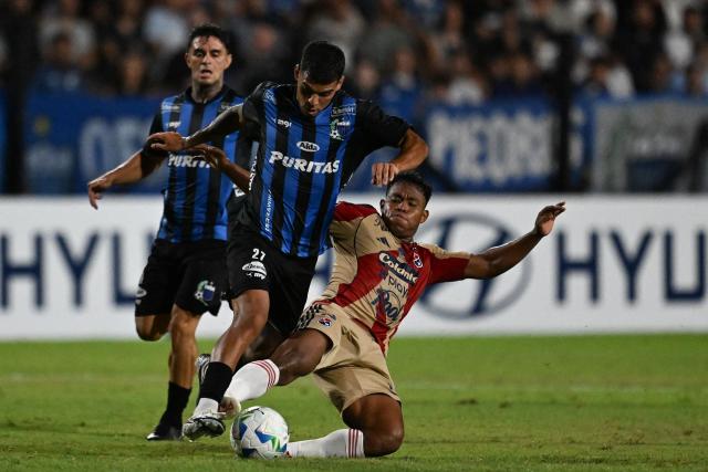 Liverpool's midfielder #27 Diego Romero (L) and Independiente Medellin's midfielder #07 Leider Berrio fight for the ball during the Copa Libertadores phase two first-leg football match between Uruguay's Liverpool and Colombia's Independiente Medellin at the Alfredo Victor Viera Park Stadium in Montevideo on February 17, 2026. (Photo by Eitan ABRAMOVICH / AFP)