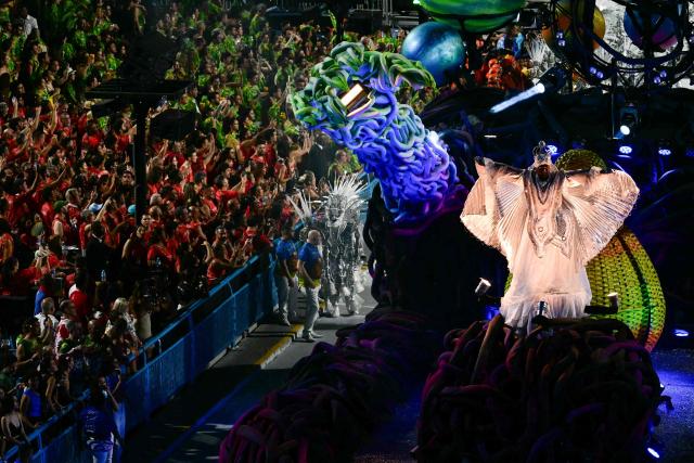 A reveller of the Paraiso do Tuiuti samba school performs on a float during the closing night of the Rio Carnival at the Marques de Sapucai Sambadrome in Rio de Janeiro, Brazil on February 17, 2026. (Photo by Pablo PORCIUNCULA / AFP)