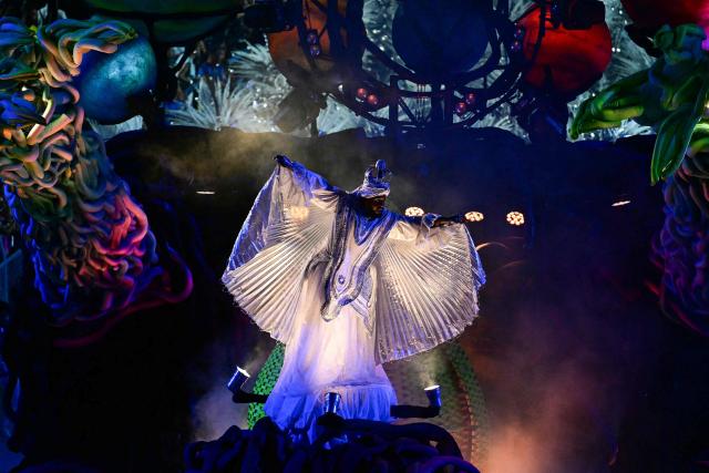 A reveller of the Paraiso do Tuiuti samba school performs on a float during the closing night of the Rio Carnival at the Marques de Sapucai Sambadrome in Rio de Janeiro, Brazil on February 17, 2026. (Photo by Pablo PORCIUNCULA / AFP)