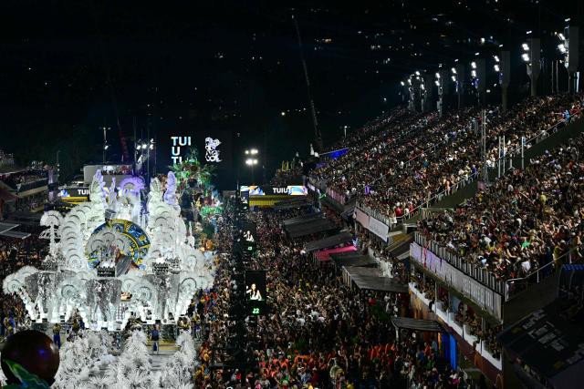 Revellers of the Paraiso do Tuiuti samba school perform during the closing night of the Rio Carnival at the Marques de Sapucai Sambadrome in Rio de Janeiro, Brazil on February 17, 2026. (Photo by Pablo PORCIUNCULA / AFP)