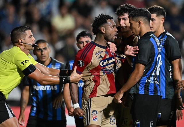 Independiente Medellin's defender #02 Leyser Chaverra (C) and Liverpool's midfielder #27 Diego Romero scuffle during the Copa Libertadores phase two first-leg football match between Uruguay's Liverpool and Colombia's Independiente Medellin at the Alfredo Victor Viera Park Stadium in Montevideo on February 17, 2026. (Photo by Eitan ABRAMOVICH / AFP)