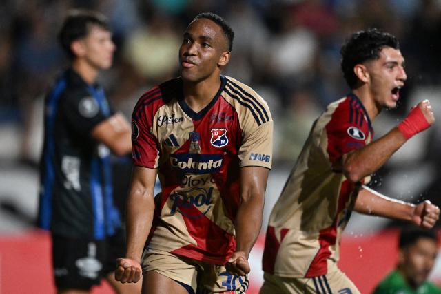 Independiente Medellin's defender #30 Hayen Palacios (L) celebrates after scoring his team's second goal during the Copa Libertadores phase two first-leg football match between Uruguay's Liverpool and Colombia's Independiente Medellin at the Alfredo Victor Viera Park Stadium in Montevideo on February 17, 2026. (Photo by Eitan ABRAMOVICH / AFP)