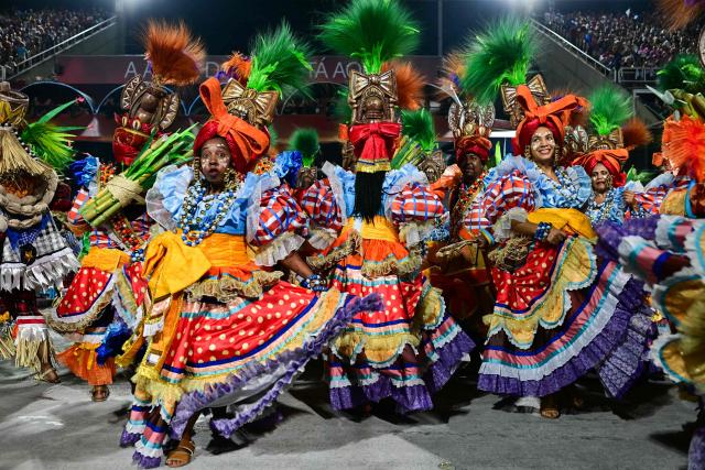 Revellers of the Unidos de Vila Isabel samba school perform during the closing night of the Rio Carnival at the Marques de Sapucai Sambadrome in Rio de Janeiro, Brazil, early on February 18, 2026. (Photo by Pablo PORCIUNCULA / AFP)