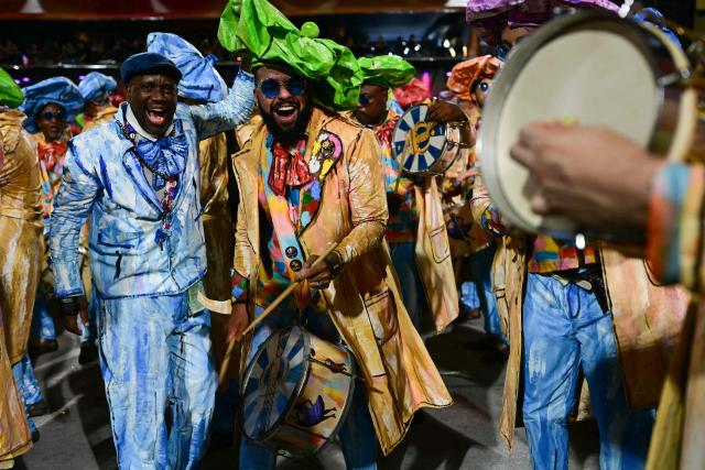 Revellers of the Unidos de Vila Isabel samba school perform during the closing night of the Rio Carnival at the Marques de Sapucai Sambadrome in Rio de Janeiro, Brazil, early on February 18, 2026. (Photo by Pablo PORCIUNCULA / AFP)