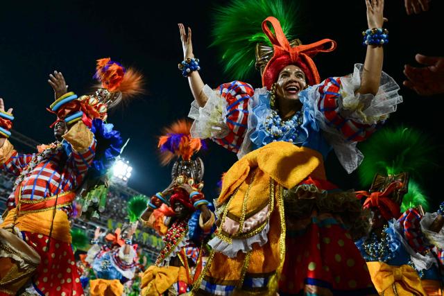 Revellers of the Unidos de Vila Isabel samba school perform during the closing night of the Rio Carnival at the Marques de Sapucai Sambadrome in Rio de Janeiro, Brazil, early on February 18, 2026. (Photo by Pablo PORCIUNCULA / AFP)