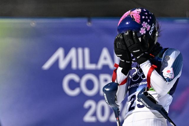 Japan's Asa Ando reacts after skiing out in  the first run of the women's slalom event during the Milano Cortina 2026 Winter Olympic Games at the Tofane Alpine Skiing Centre in Cortina d’Ampezzo on February 18, 2026. (Photo by Tiziana FABI / AFP)
