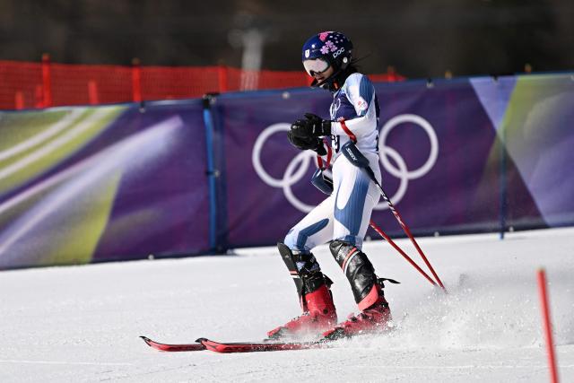Japan's Asa Ando reacts after skiing out in  the first run of the women's slalom event during the Milano Cortina 2026 Winter Olympic Games at the Tofane Alpine Skiing Centre in Cortina d’Ampezzo on February 18, 2026. (Photo by Tiziana FABI / AFP)