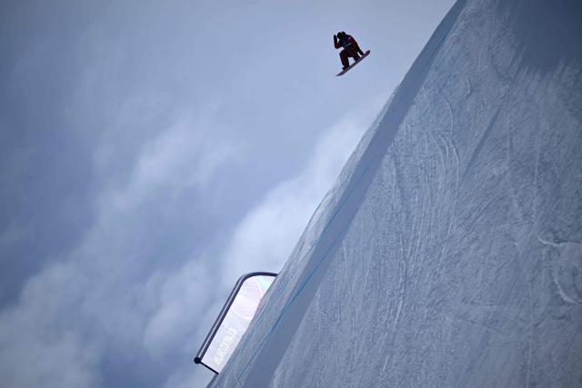 Canada's Mark McMorris warms up ahead of the snowboard men's slopestyle final run 1 during the Milano Cortina 2026 Winter Olympic Games at Livigno Snow Park, in Livigno (Valtellina), on February 18, 2026. (Photo by Kirill KUDRYAVTSEV / AFP)