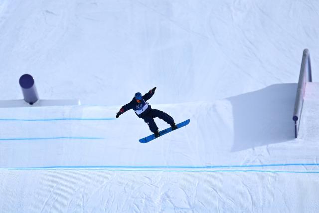 USA's Jake Canter competes in the snowboard men's slopestyle final run 2 during the Milano Cortina 2026 Winter Olympic Games at Livigno Snow Park, in Livigno (Valtellina), on February 18, 2026. (Photo by Kirill KUDRYAVTSEV / AFP)