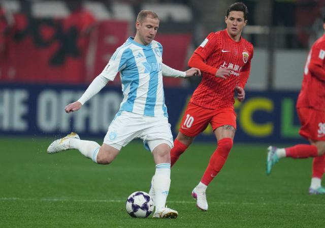 Ulsan HDґs midfielder Darijan Bojanic (L) fights for the ball with Shanghai Port’s midfielder Mateus Vital during their AFC Champions League football match in Shanghai on February 18, 2026. (Photo by CN-STR / AFP) / China OUT