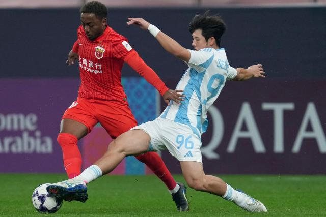 Shanghai Port's midfielder Gabrielzinho (L) fights for the ball with Ulsan HD's defender Choi Seok-hyun during their AFC Champions League football match in Shanghai on February 18, 2026. (Photo by CN-STR / AFP) / China OUT