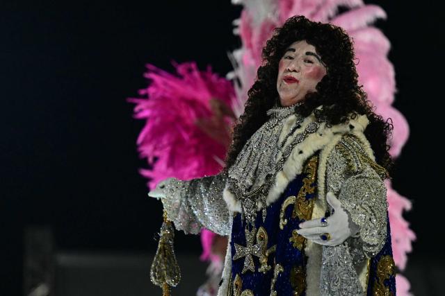A reveller of the Academicos do Salgueiro samba school performs during the closing night of the Rio Carnival at the Marques de Sapucai Sambadrome in Rio de Janeiro, Brazil, early on February 18, 2026. (Photo by Pablo PORCIUNCULA / AFP)