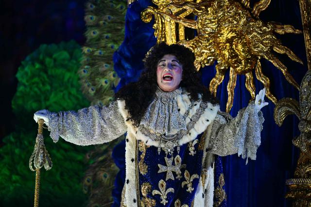 A reveller of the Academicos do Salgueiro samba school performs during the closing night of the Rio Carnival at the Marques de Sapucai Sambadrome in Rio de Janeiro, Brazil, early on February 18, 2026. (Photo by Pablo PORCIUNCULA / AFP)