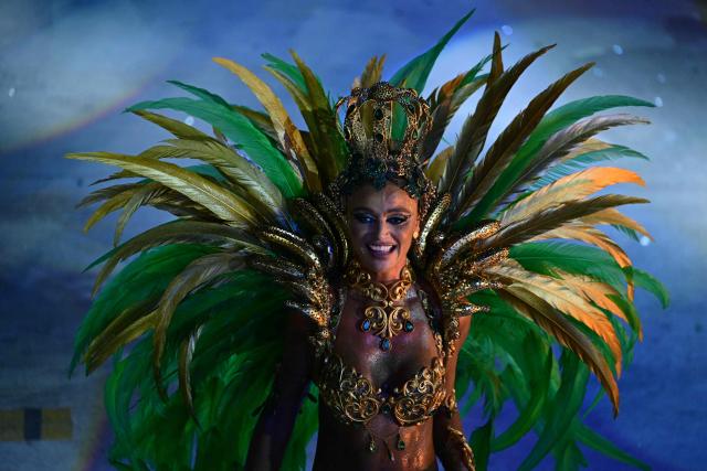 A reveller of the Academicos do Salgueiro samba school performs during the closing night of the Rio Carnival at the Marques de Sapucai Sambadrome in Rio de Janeiro, Brazil, early on February 18, 2026. (Photo by Pablo PORCIUNCULA / AFP)