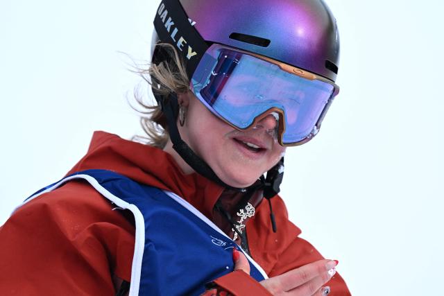 Canada's Juliette Pelchat reacts in the snowboard women's slopestyle final run 2 during the Milano Cortina 2026 Winter Olympic Games at Livigno Snow Park, in Livigno (Valtellina), on February 18, 2026. (Photo by Kirill KUDRYAVTSEV / AFP)