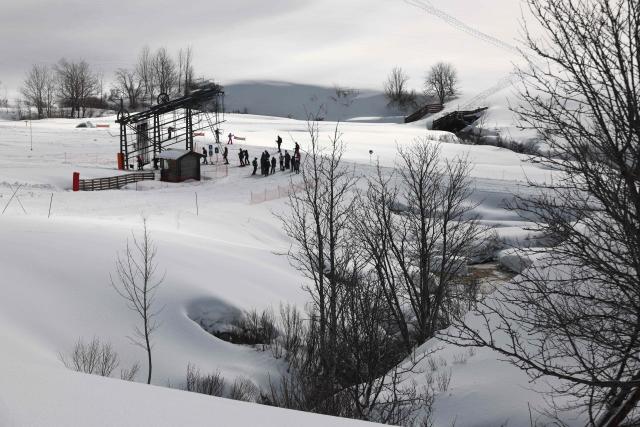 People ski at the Val d'Ese ski resort in Bastelica 50 km from Ajaccio on the French Mediterranean island of Corsica.on February 15, 2026. The Val d’Ese ski resort, standing 1,620 meters high, is one of the few ski resorts in France where people can ski with a view of the sea. (Photo by Pascal POCHARD-CASABIANCA / AFP)