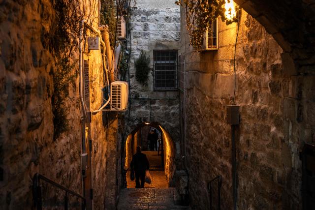 A man carries packets of bread home ahead of the breaking of the fast at the end of the first day of Ramadan in Jerusalem's Old City on February 18, 2026. (Photo by JOHN WESSELS / AFP)