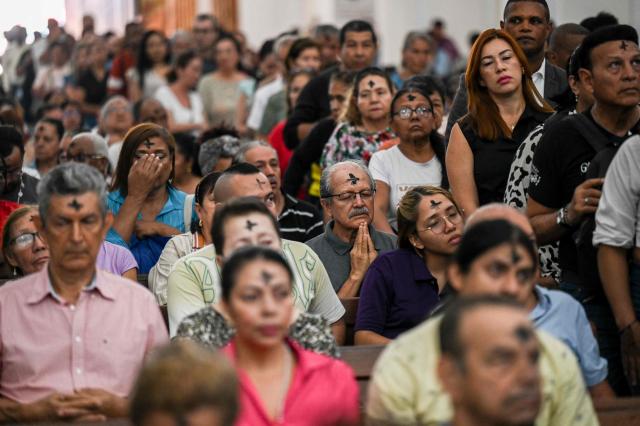 Faithful pray during the observance of Ash Wednesday at the Metropolitan Cathedral San Pablo Apostol in Cali, Colombia, on February 18, 2026. (Photo by JOAQUIN SARMIENTO / AFP)