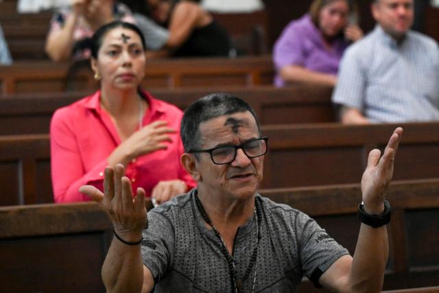Faithful pray during the observance of Ash Wednesday at the Metropolitan Cathedral San Pablo Apostol in Cali, Colombia, on February 18, 2026. (Photo by JOAQUIN SARMIENTO / AFP)