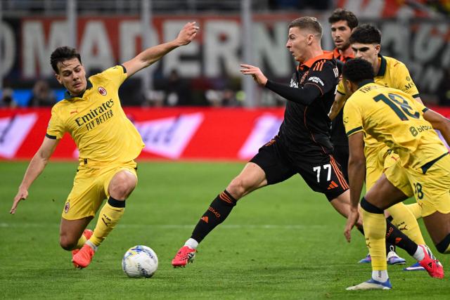 Como's Belgian defender #77 Ignace Van der Brempt (C-R) fights for the ball with AC Milan's Swiss midfielder #30 Ardon Jashari (L) during the Italian Serie A football match between AC Milan and Como at the San Siro Stadium in Milan, northern Italy, on February 18, 2026. (Photo by Piero CRUCIATTI / AFP)