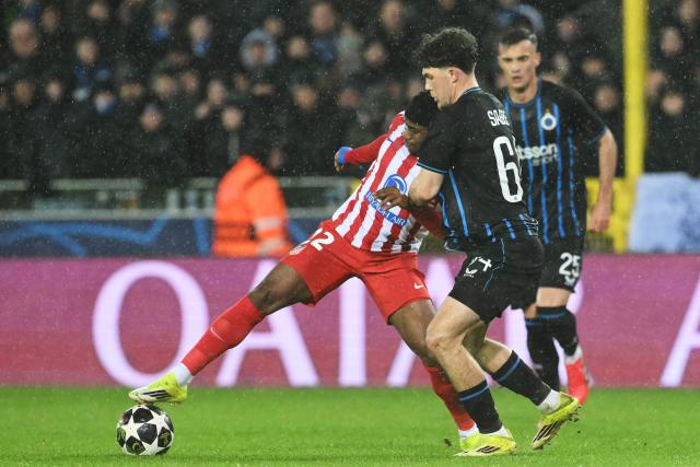 Atletico Madrid's Nigerian forward #22 Ademola Lookman (L) and Club Brugge's Belgian defender #64 Kyriani Sabbe fight for the ball during the UEFA Champions League knockout round play-off first leg football match between Club Brugge and Atletico Madrid at the Jan Breydel Stadium in Brugge on February 18, 2026. (Photo by NICOLAS TUCAT / AFP)