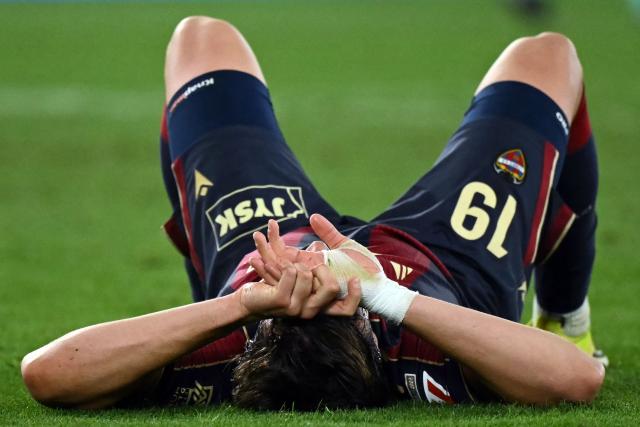 Levante's Spanish forward #19 Carlos Espi Escrihuela reacts during the Spanish league football match between Levante UD and Villarreal CF at Ciutat de Valencia Stadium in Valencia on February 18, 2026. (Photo by JOSE JORDAN / AFP)