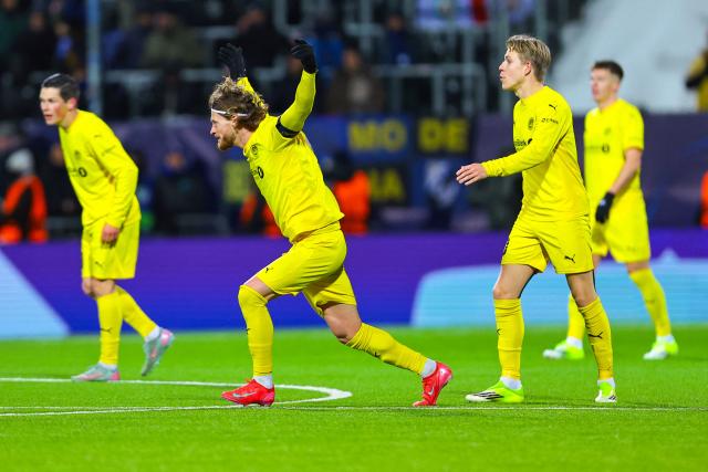 Bodo/Glimt's Danish forward #09 Kasper Hogh celebrates scoring the 3-1 goal with his teammates during the UEFA Champions League first-leg, play-off football match  Bodo/Glimt vs Inter Milan at Aspmyra statium in Bodo, Norway on February 18, 2026. (Photo by Thomas Andersen / NTB / AFP) / Norway OUT