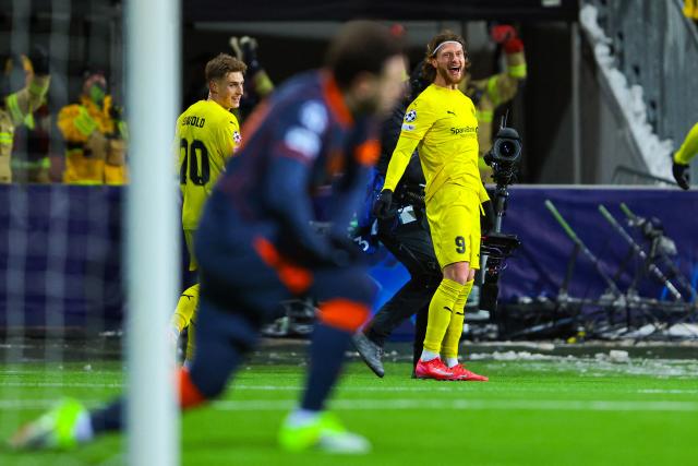 Bodo/Glimt's Danish forward #09 Kasper Hogh celebrates scoring the 3-1 goal with his teammates during the UEFA Champions League first-leg, play-off football match  Bodo/Glimt vs Inter Milan at Aspmyra statium in Bodo, Norway on February 18, 2026. (Photo by Thomas Andersen / NTB / AFP) / Norway OUT