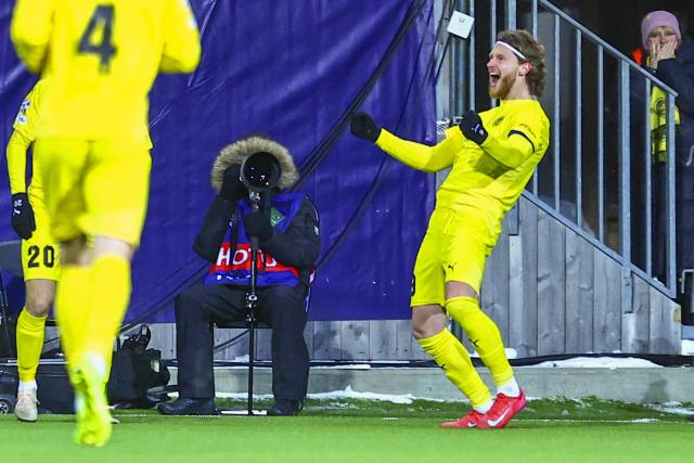Bodo/Glimt's Danish forward #09 Kasper Hogh celebrates scoring the 3-1 goal with his teammates during the UEFA Champions League first-leg, play-off football match  Bodo/Glimt vs Inter Milan at Aspmyra statium in Bodo, Norway on February 18, 2026. (Photo by Mats Torbergsen / NTB / AFP) / Norway OUT
