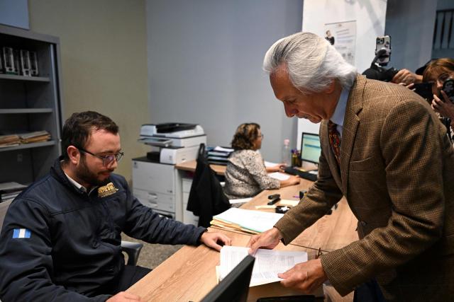 Guatemalan journalist and founder of the former newspaper El Periodico, Jose Ruben Zamora (R) and Guatemalan journalist Gonzalo Marroquin (Out of frame), present a memorandum at the headquarters of the Registry of Legal Entities of the Ministry of the Interior in Guatemala City on February 18,2026. The renowned Guatemalan journalist Jose Ruben Zamora, under house arrest, requested on February 18, 2026, the dissolution of a far-right foundation that he accuses of “criminalizing” and “persecuting” colleagues and human rights defenders. (Photo by JOHAN ORDONEZ / AFP)