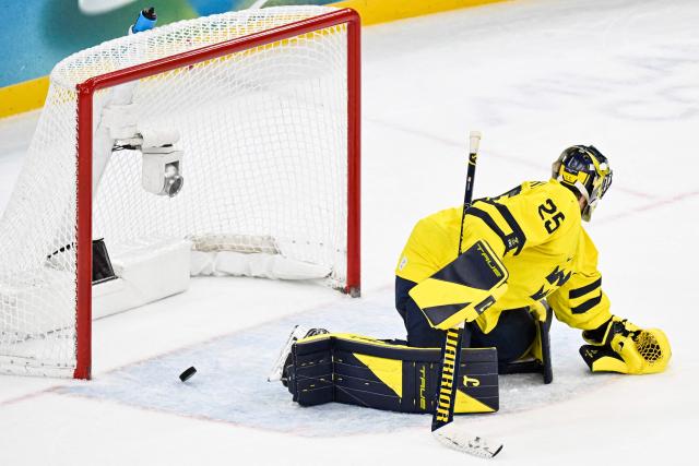 Sweden's #25 Jacob Markstrom misses to save USA's second goal the goal scored by USA's #43 Quinn Hughes at the end of the men's play-off quarter-final ice hockey match between USA and Sweden at the Milano Santagiulia Ice Hockey Arena during the Milano Cortina 2026 Winter Olympic Games in Milan, on February 18, 2026. USA wins 2 - 1 against Sweden and qualifies for the semi-finals. (Photo by Alexander NEMENOV / POOL / AFP)